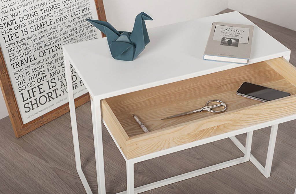 tavolinetto in alluminio con cassetto