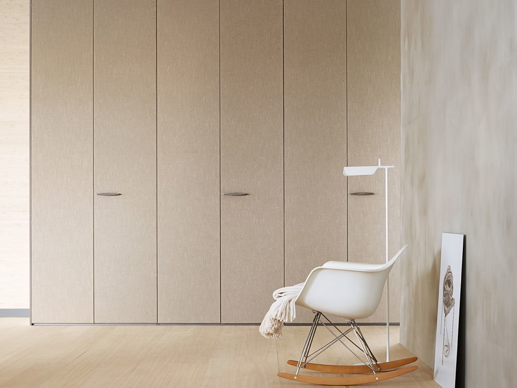 armadio chiuso ante beige