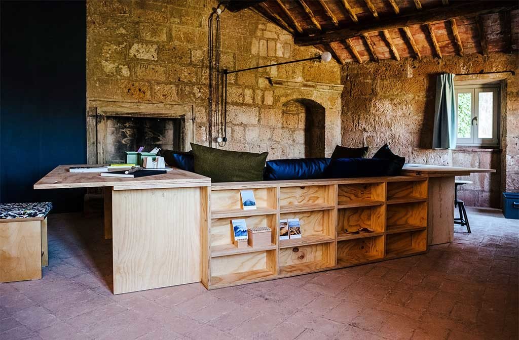 mobile spalle divano libreria