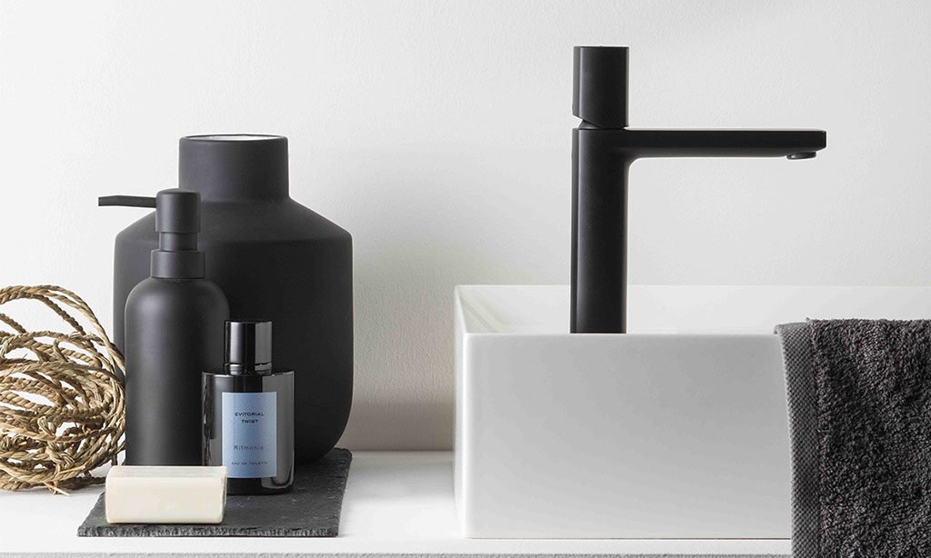 rubinetto nero lavabo da appoggio