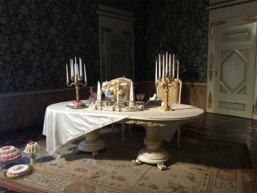 stanza tavola candelabri