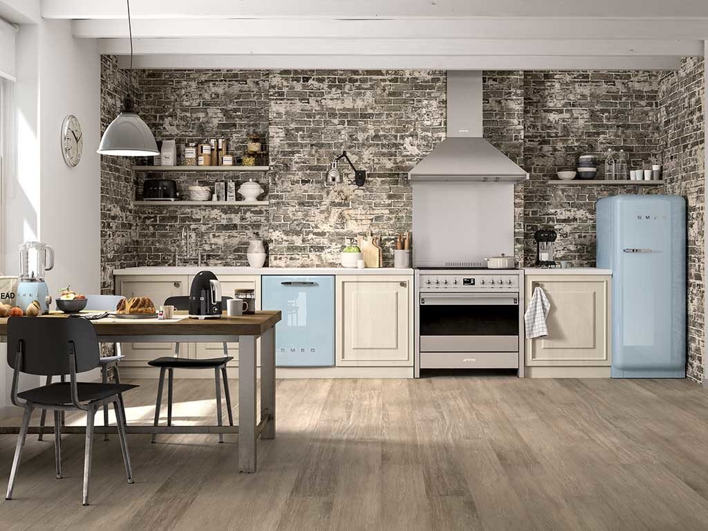 cucina con elettrodomestici colorati