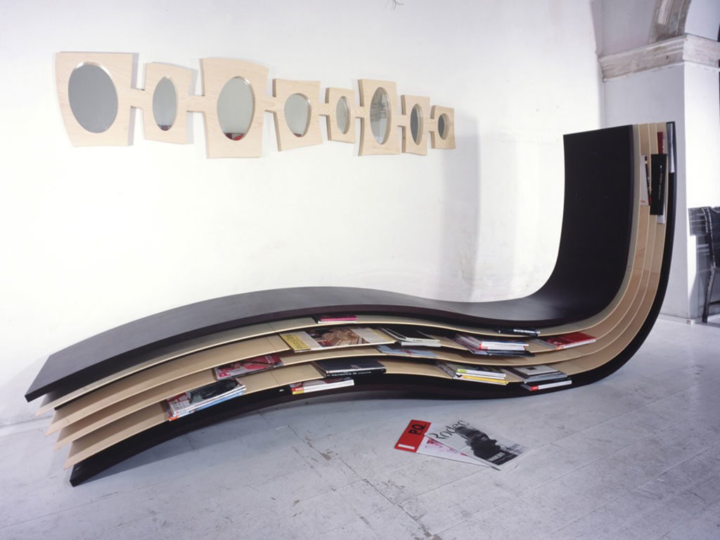 libreria nera ondulata legno