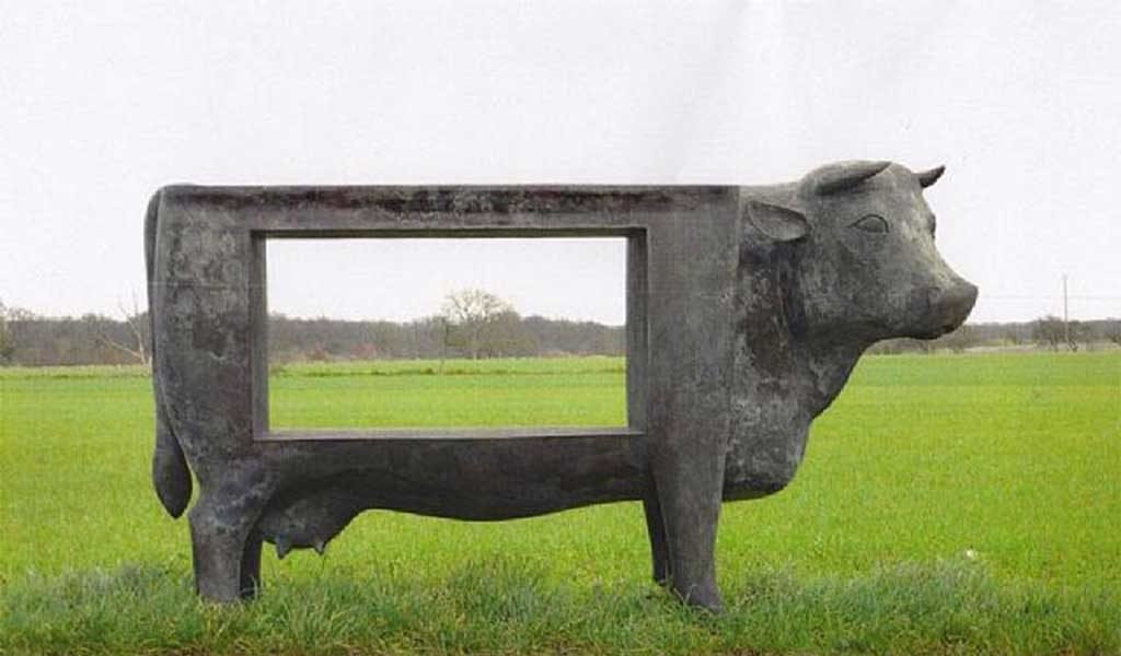 mucca scultura cornice