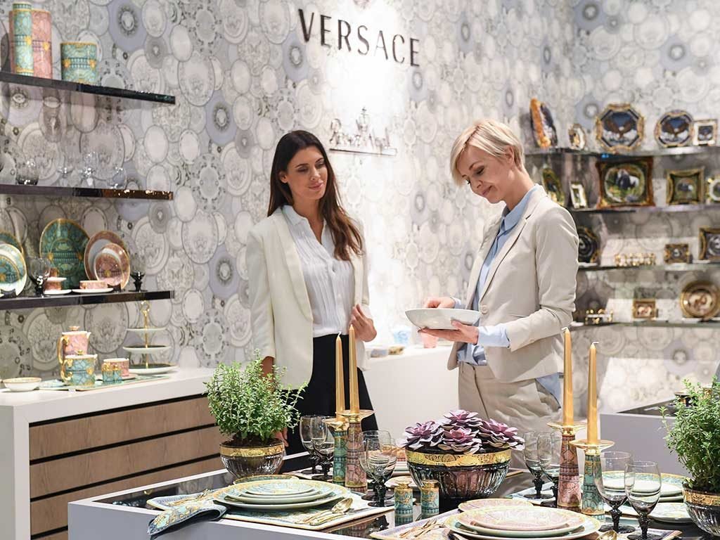 tableware stand fiera donne