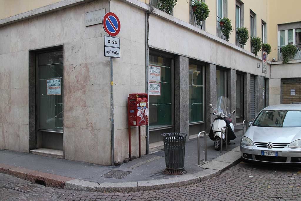 facciata negozio esterno milano