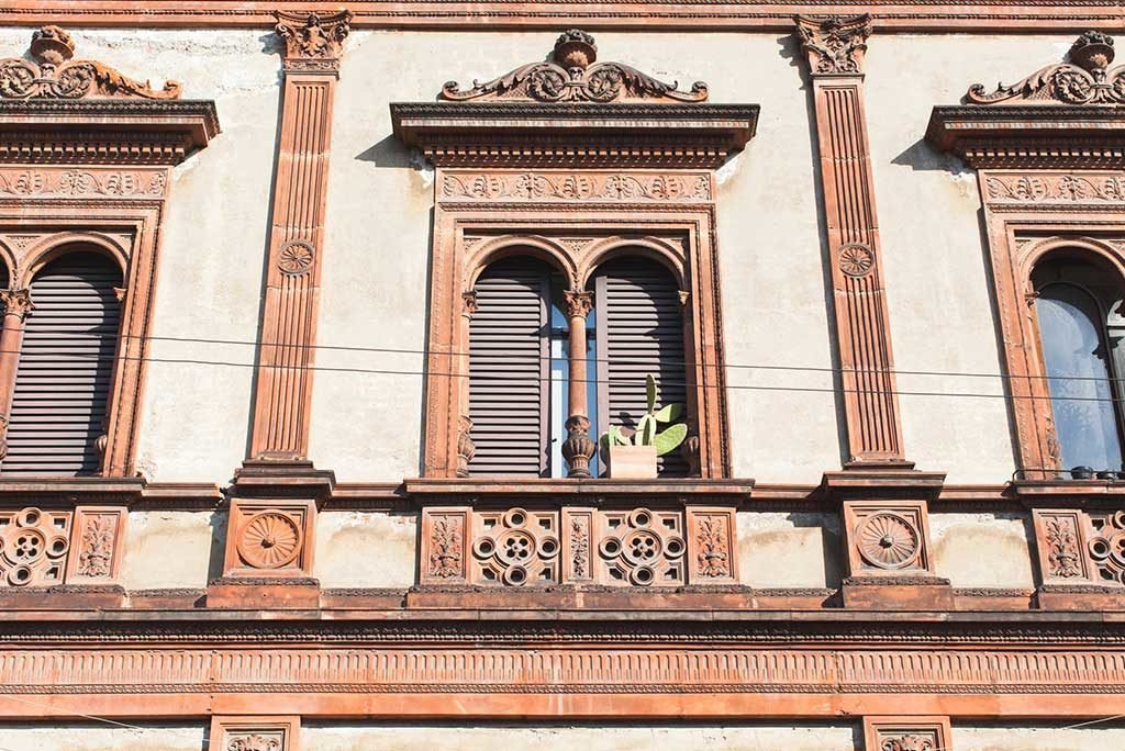 facciata palazzo milano finestra