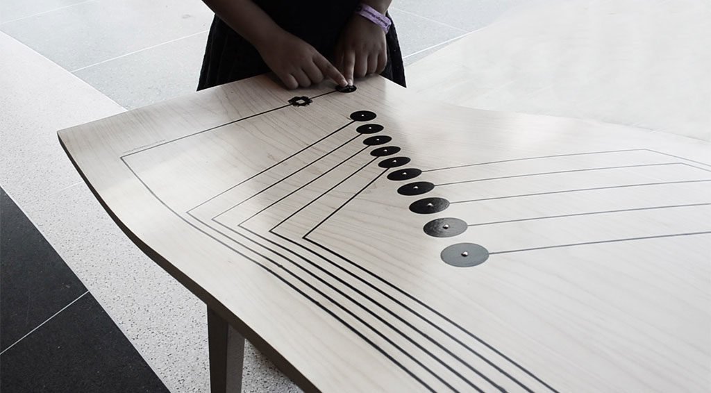 tavolo legno piano curvo