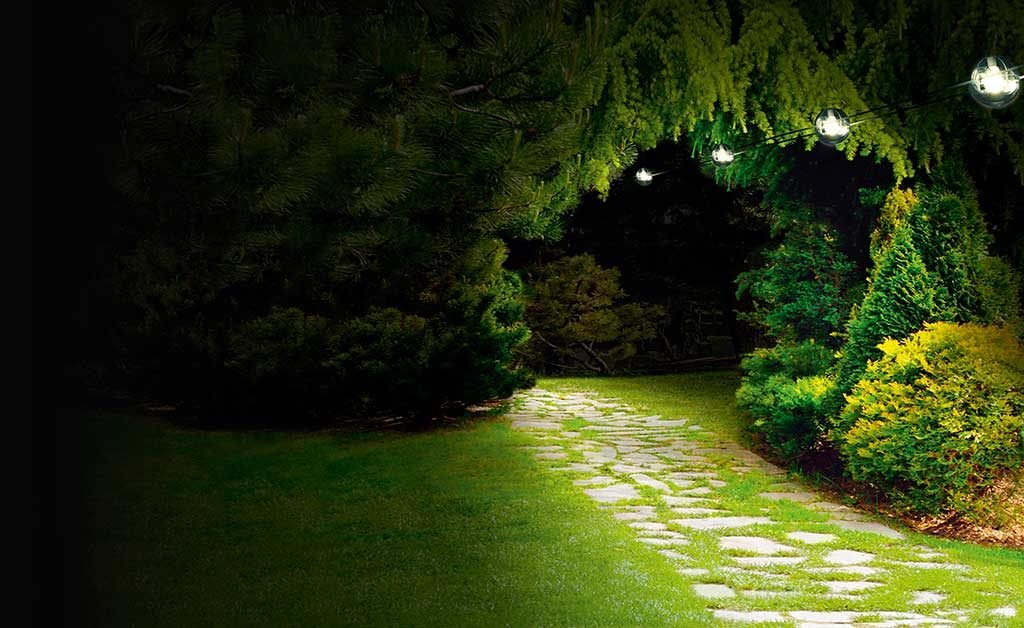 luci sospese percorso giardino