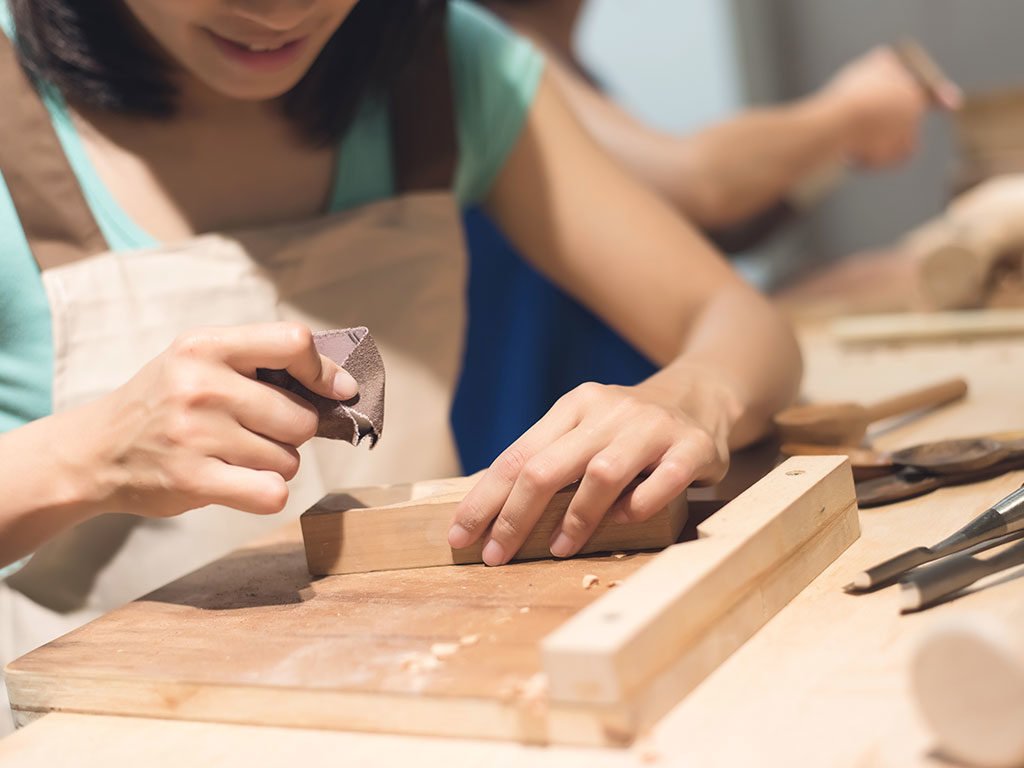 lavorazione mano legno