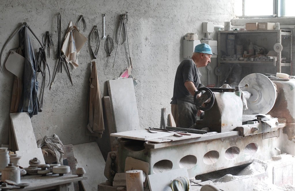 artigiano lavorazione marmo tornio