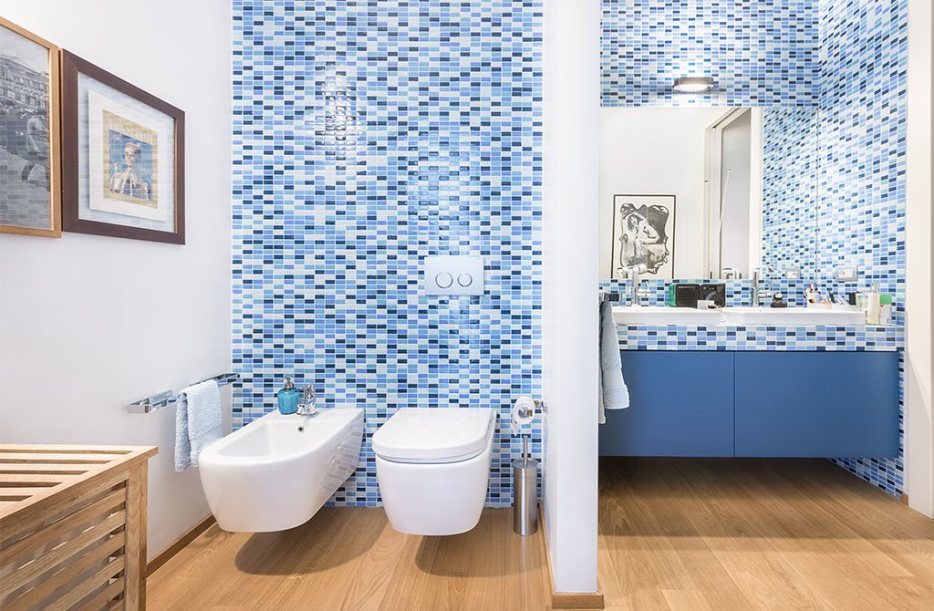 bagno con mosaico blu azzurro