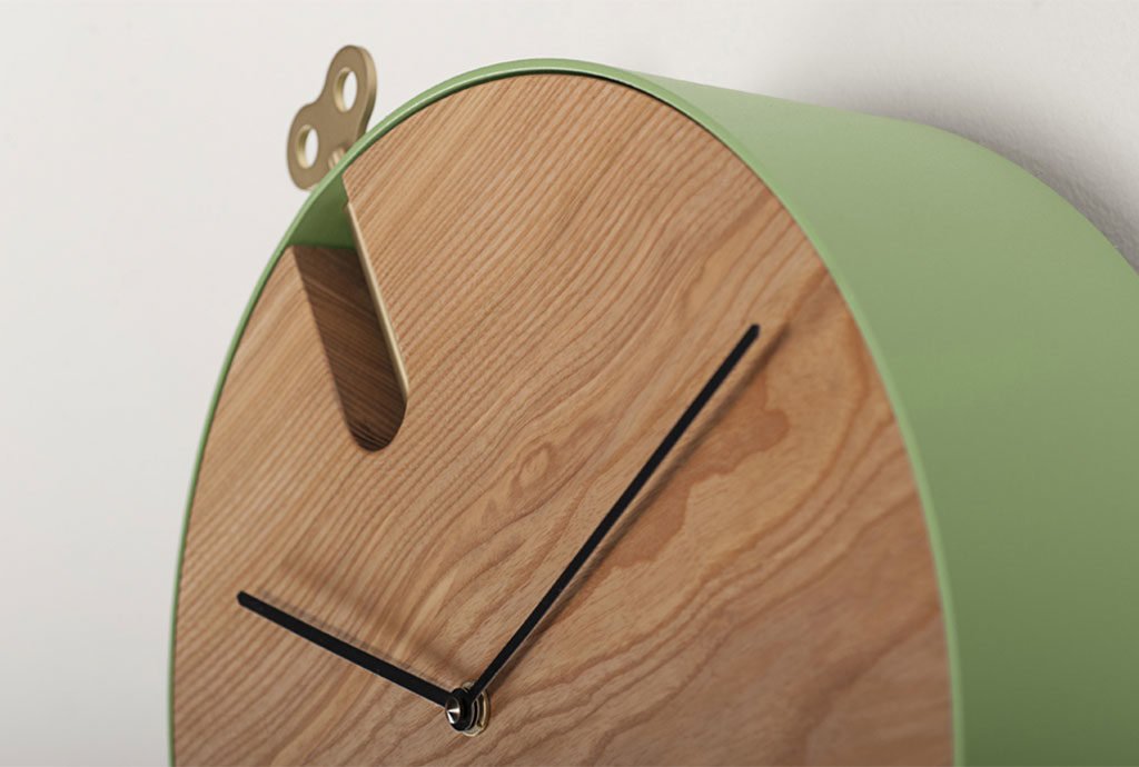 particolare orologio pendolo quadrante legno