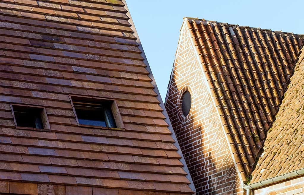 tetto tegole facciata laterizi chiesa