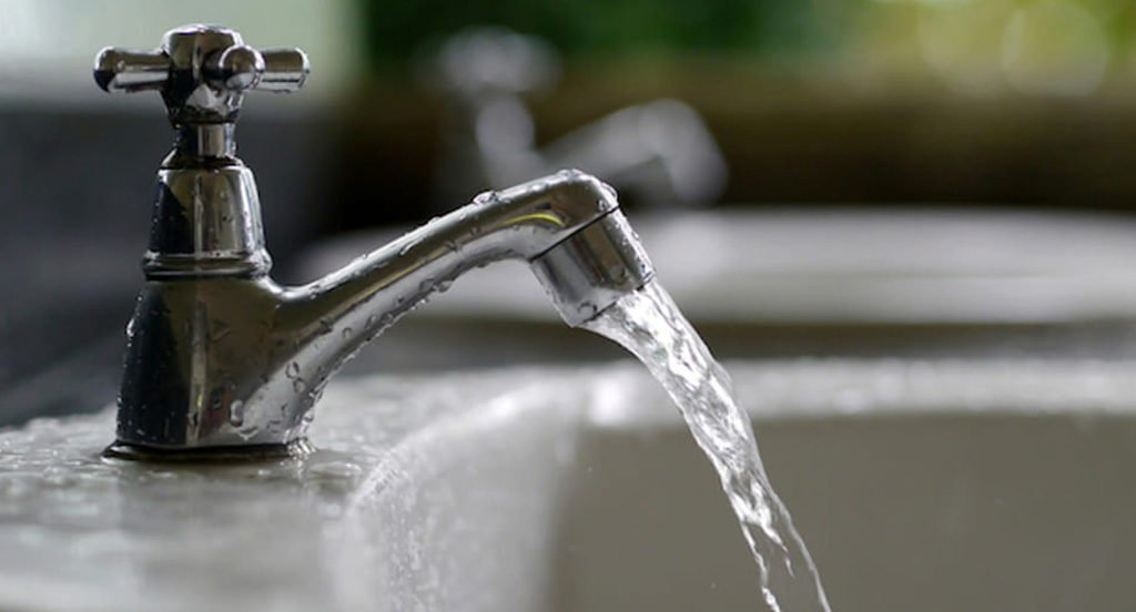 rubinetto acqua aperto