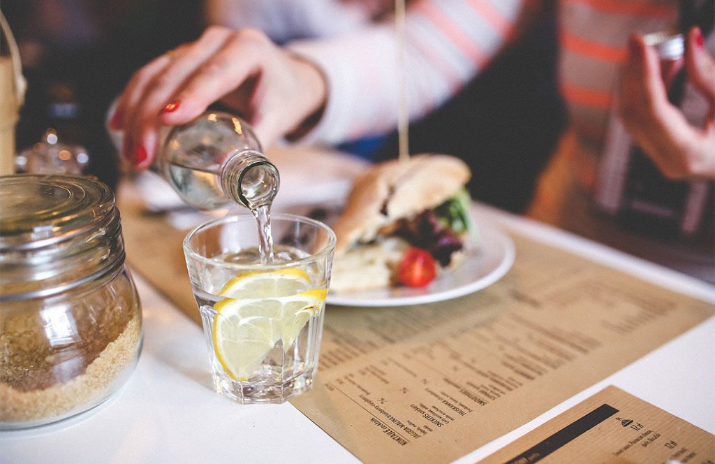 bere acqua pasti