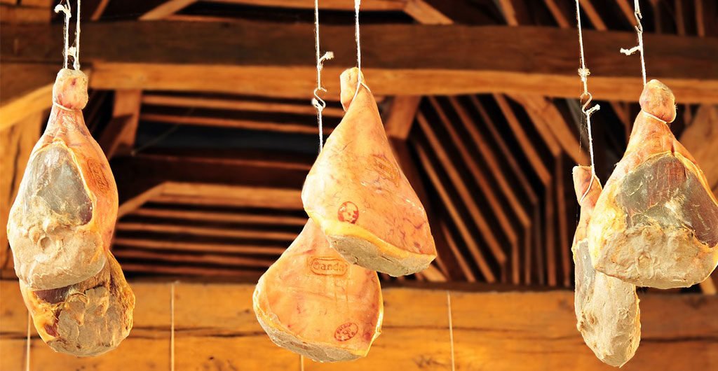 prosciutti appesi