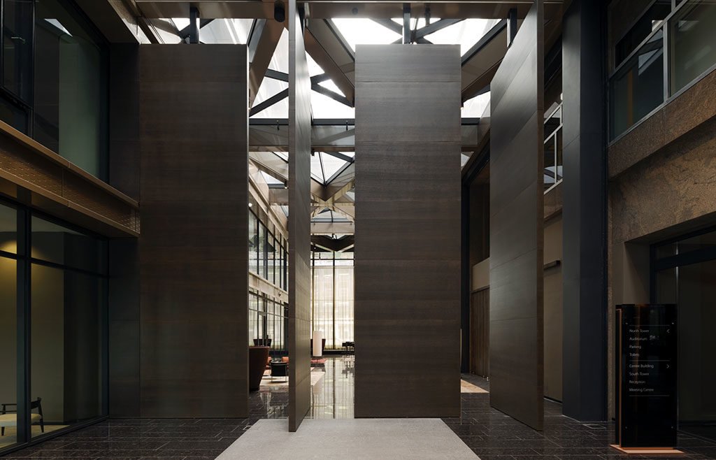 wall atrium porte pivotanti semi chiuse