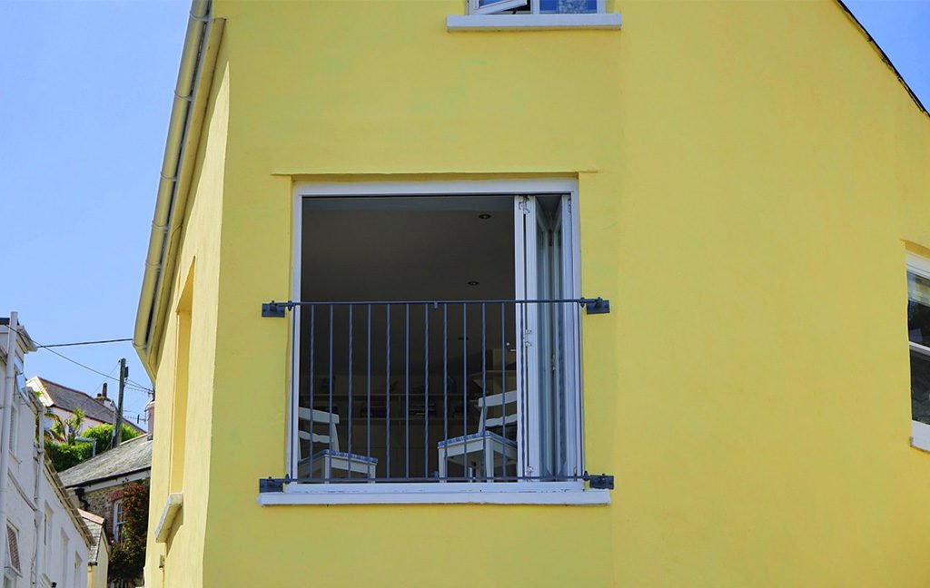 casa facciata giallo finestra aperta