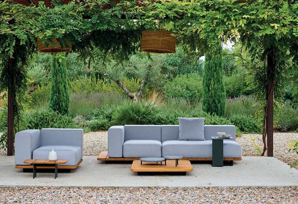 arredi outdoor grigio e legno