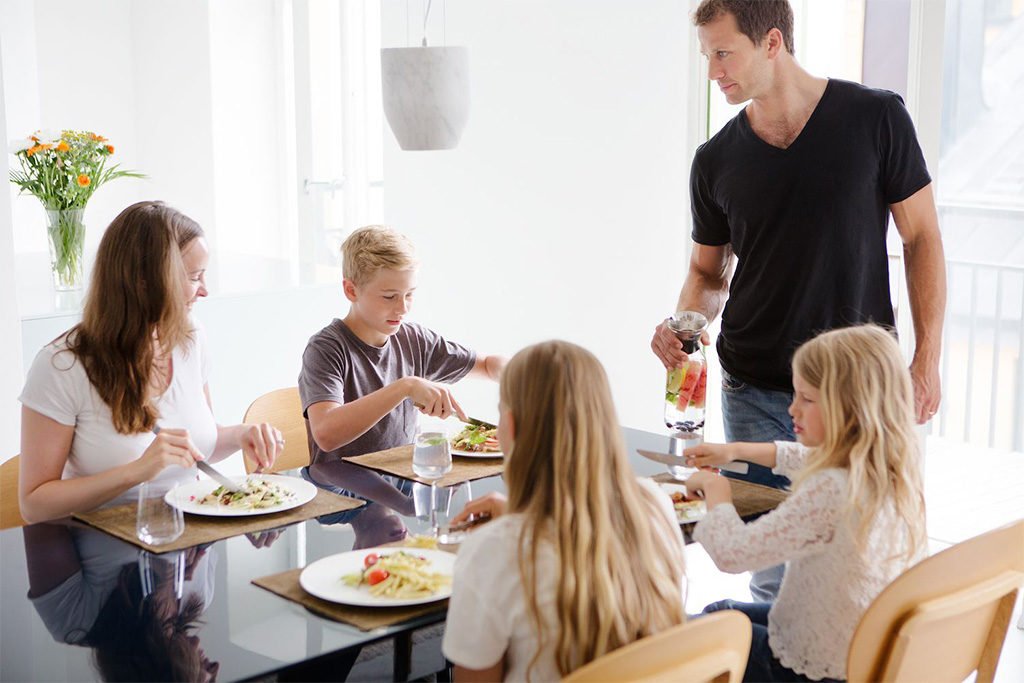famiglia tavola pranzo