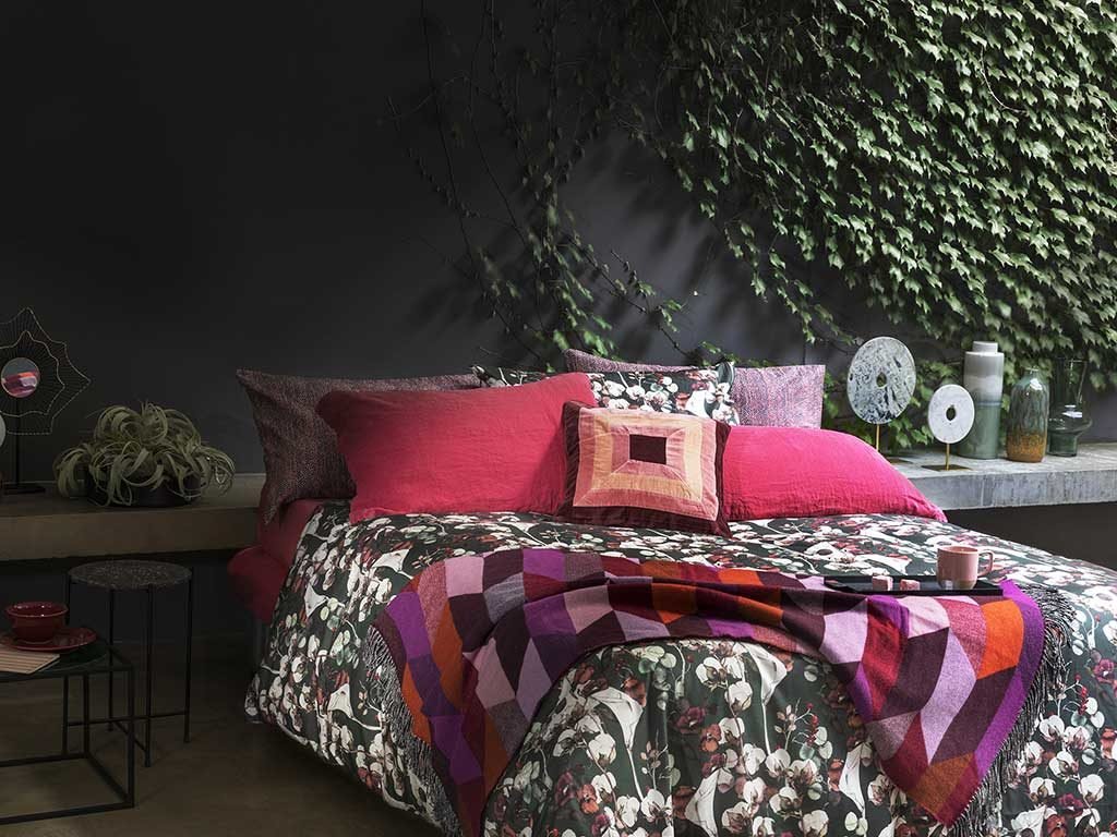 biancheria letto fondo scuro fiori