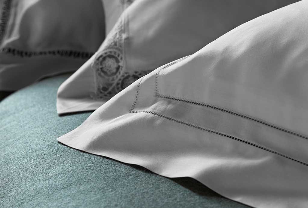 dettaglio ricamo cuscini letto