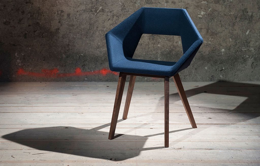 sedia avvolgente blu design