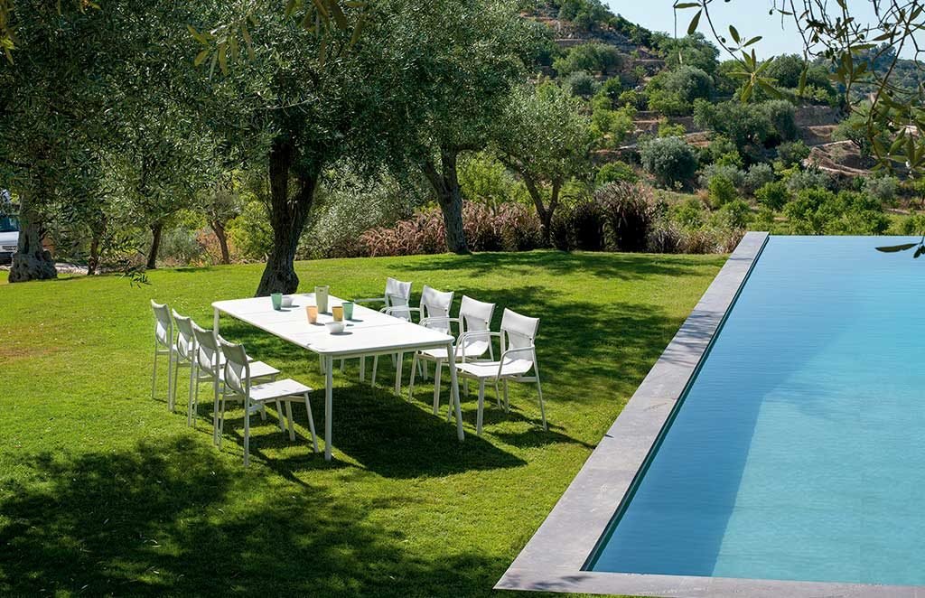 tavolo e sedie a bordo piscina