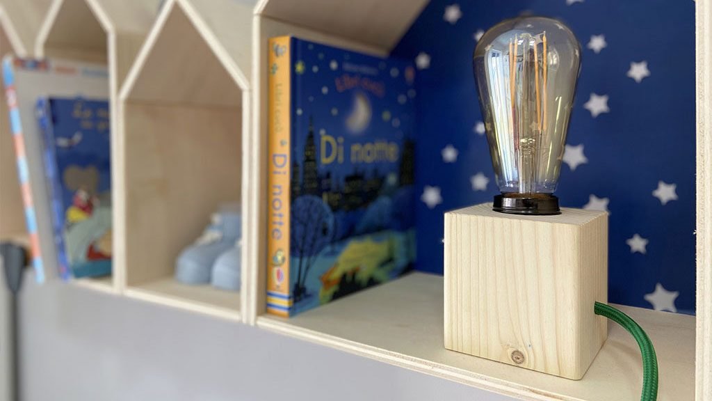lampada design cubo legno