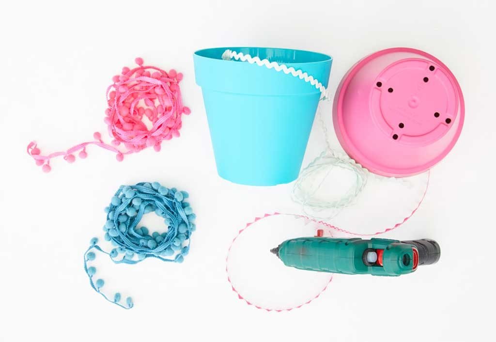 vasi colorati plastica e decorati nastri