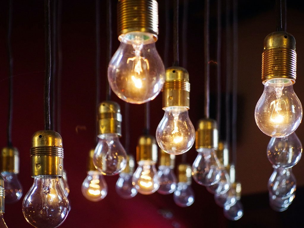 lampadine accese sospese