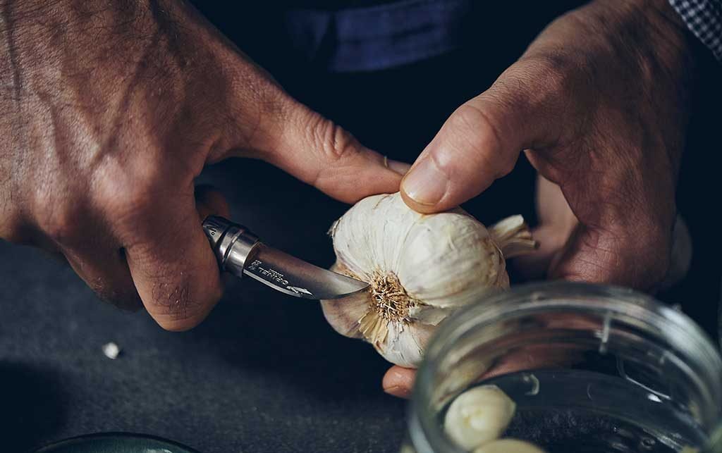 sbucciare aglio