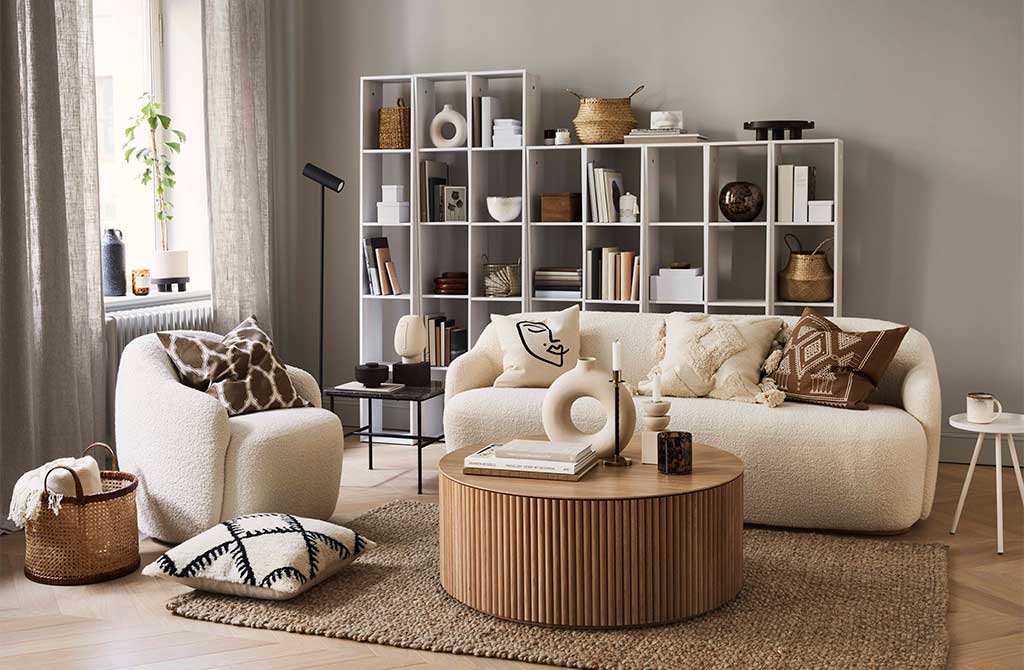 mix di cuscini chiari pelliccia living