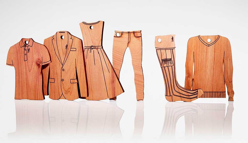 figurine legno vestiti appendere