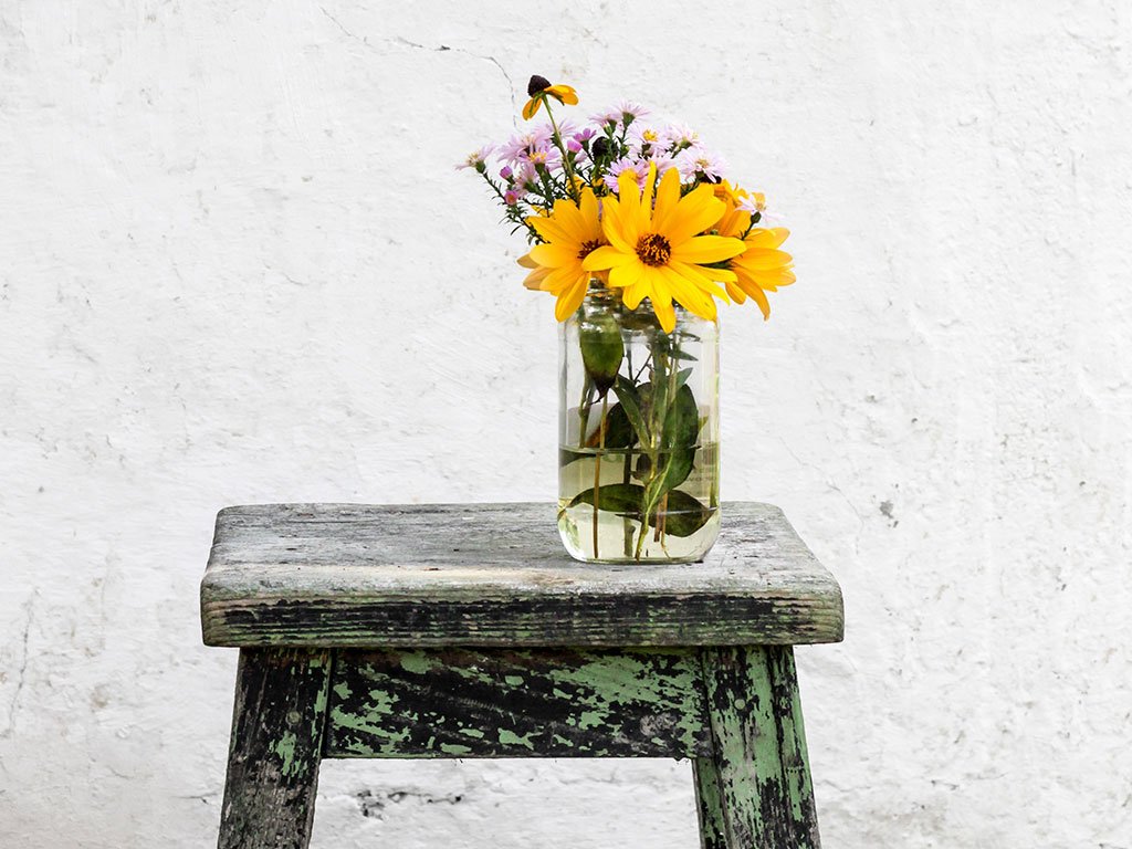 vaso fiori sgabello legno scrostato