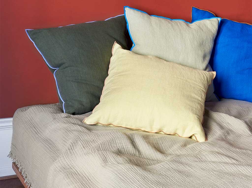 cuscini colorati letto