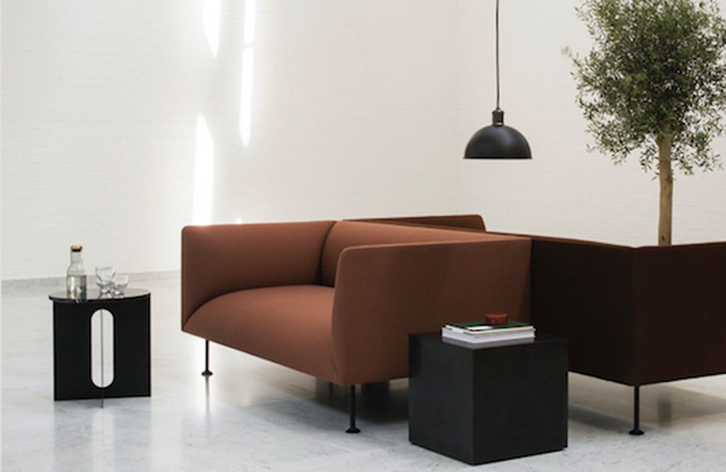 divano marrone scandinavo