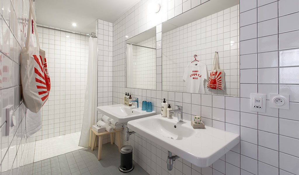 bagno bianco con doppio lavabo