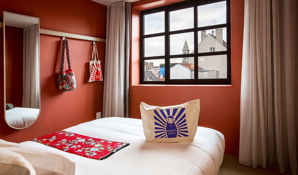 camera hotel pareti rosse