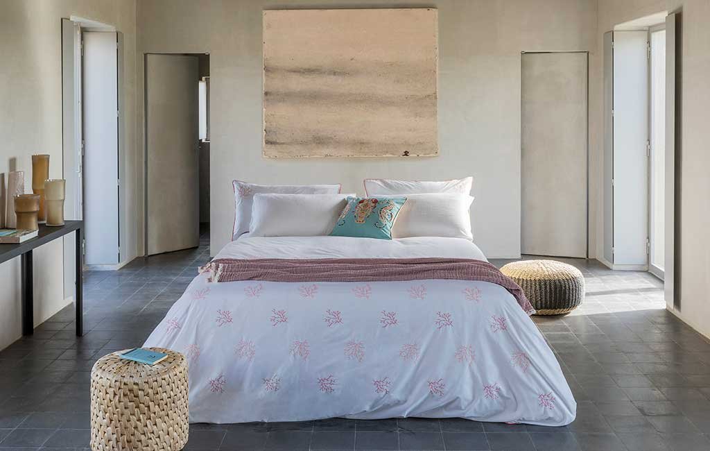 letto bianco e corallo