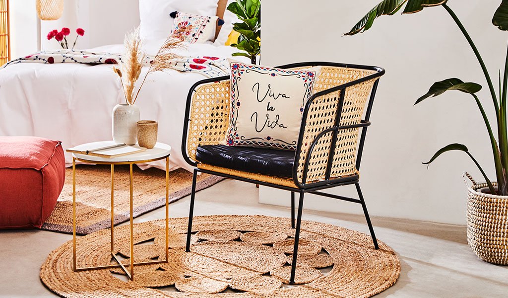 sedia con braccioli in rattan e struttura in metallo