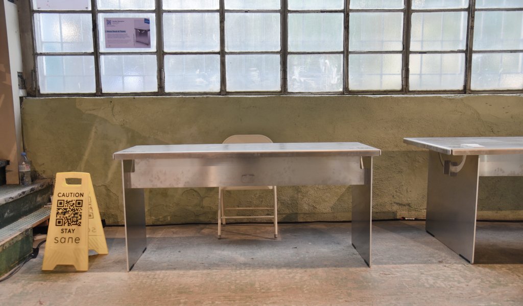 tavolo pieghevole in alluminio in mostra fabbrica abbandonata