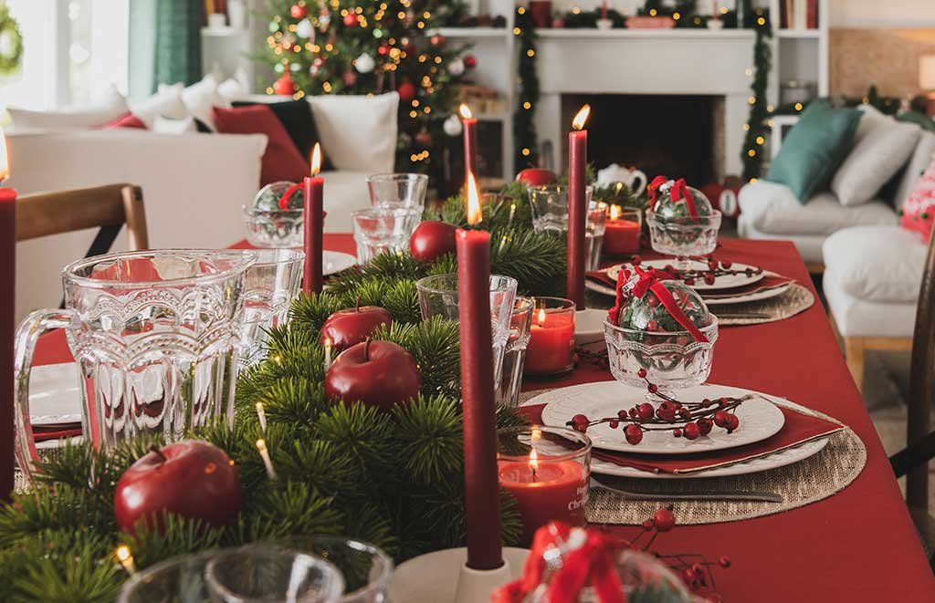 candele accese tavola natale
