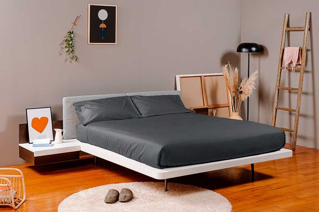 lenzuola letto grigio