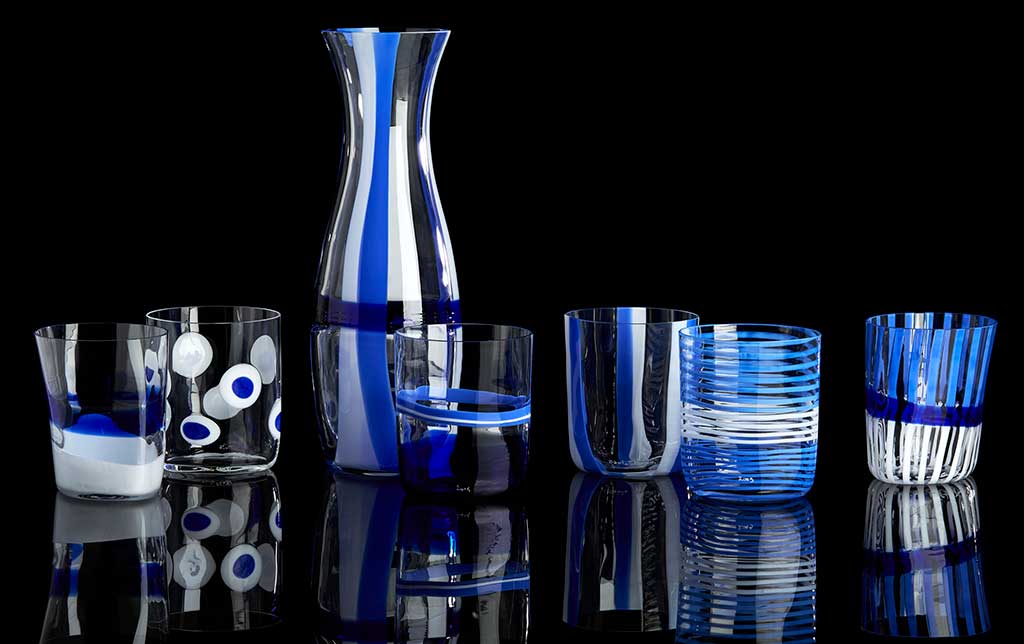 bicchieri e brocca vetro soffiato blu bianco