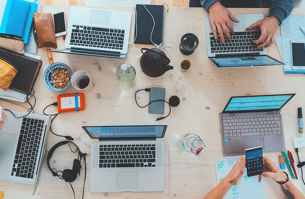tavolo lavoro più computer