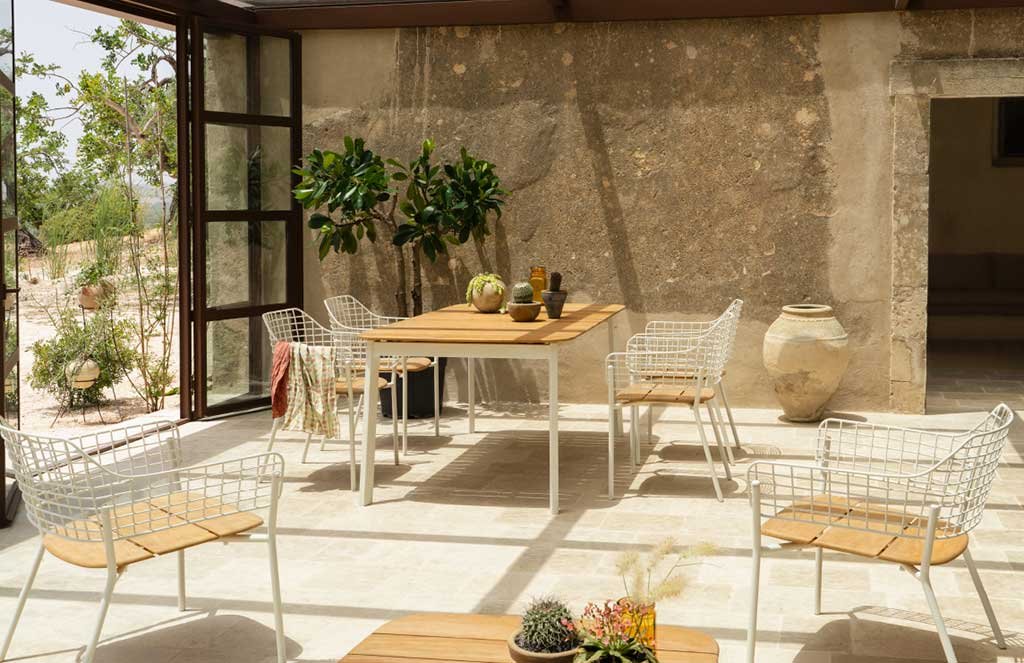 arredi outdoor legno e metallo bianco