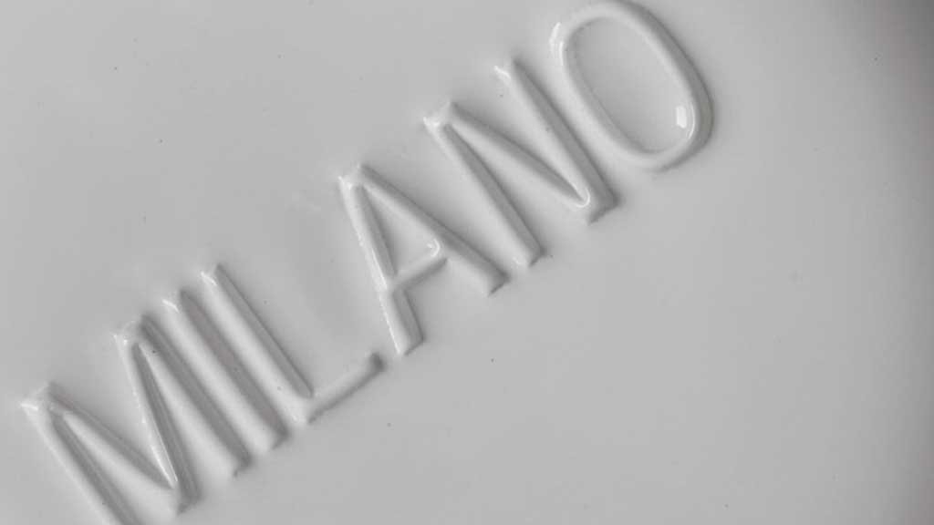 scritta milano ceramica