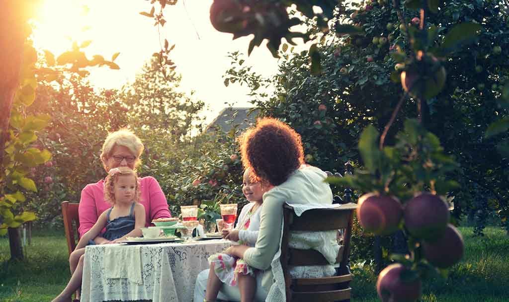 bambini a tavola con mamme